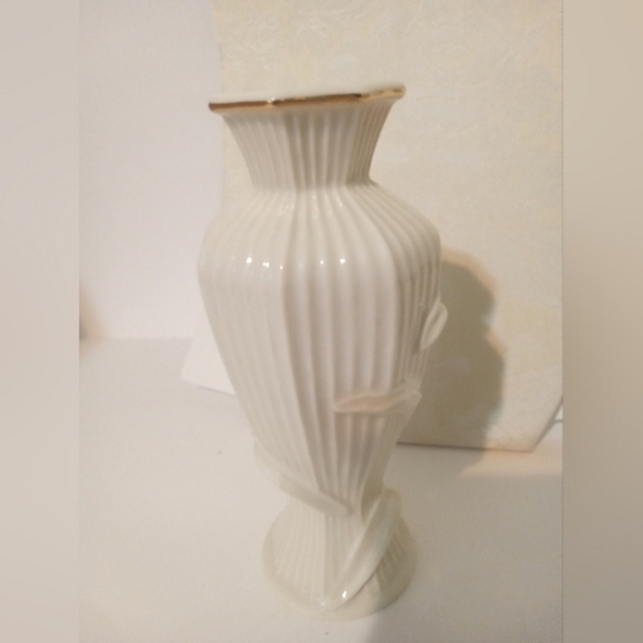 Lenox Bud Vase Vintage Raised Iris Vase with Gold Trim Ivory Cream Collectible - Picture 2 of 4